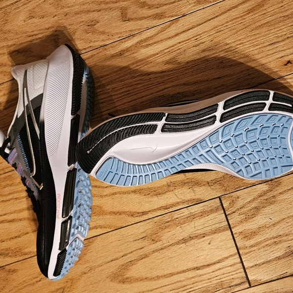 Womans NIKE air zoom Pegasus sneakers. Never worn. Womans US 9.5 white / black - Picture 3 of 3